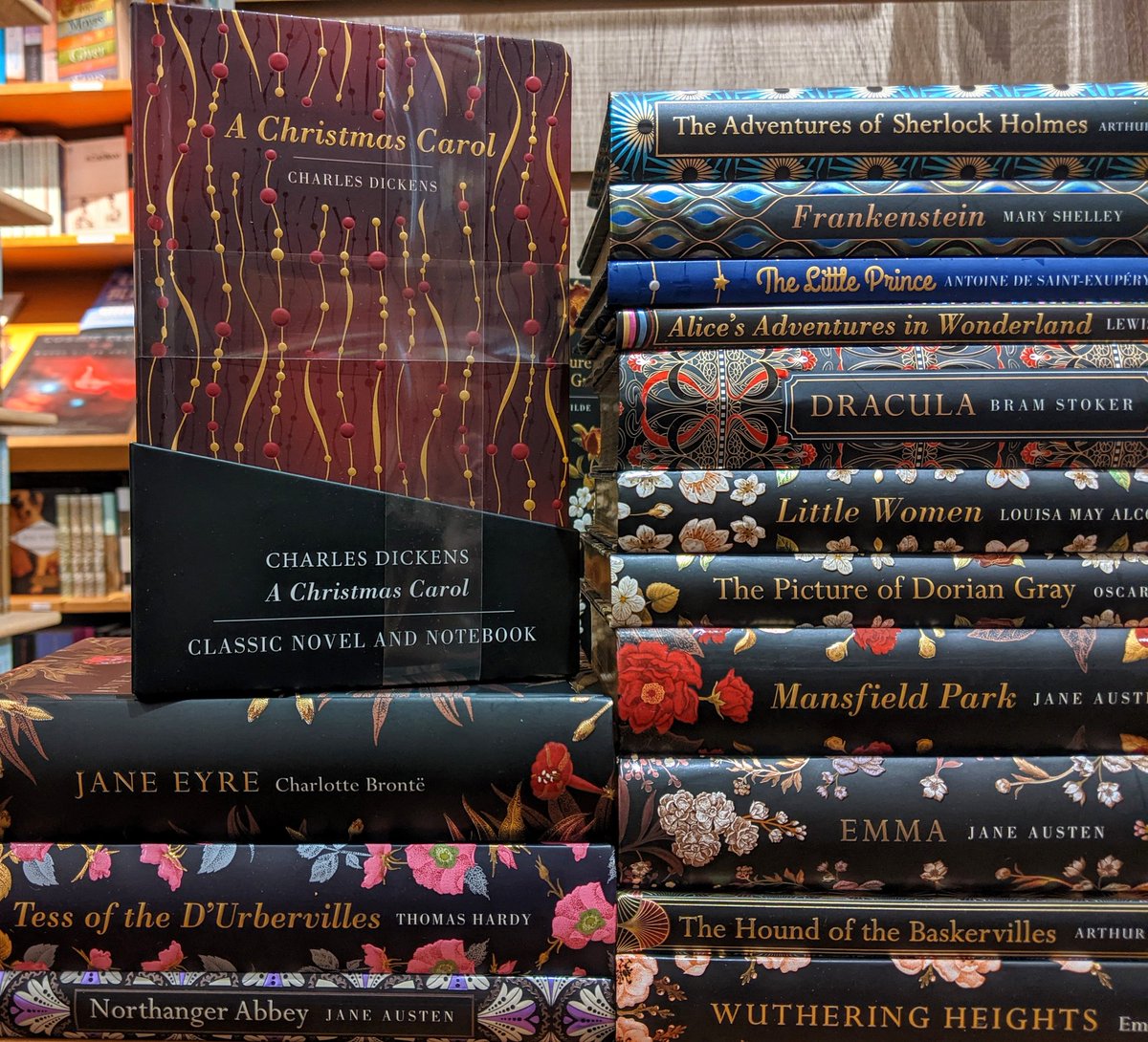 ONE WEEK TIL CHRISTMAS, FOLKS! If you're still hunting for something for the pretty-book-lover in your life, then look no further than <a href="/ChilternPublish/">Chiltern Publishing</a>! Browse the range in store, or have a look on our website (where they're currently on sale, nudge nudge) thenottinghillbookshop.co.uk/shop?Collectio…