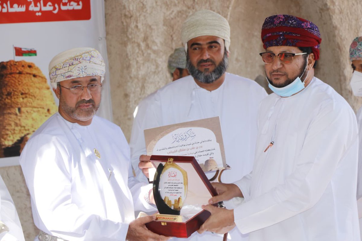 wilayat_adam's tweet photo. سعادة الشيخ/ سالم بن حمد المحروقي ( عضو مجلس الشورى ممثل #ولاية_أدم ) يرعى حفل تكريم المشاركين في معسكر " تنظيف حارة بني شيبان " و الذي نظمه أبناء المنطقة خلال شهر أكتوبر الماضي . https://t.co/5iZgup1bha