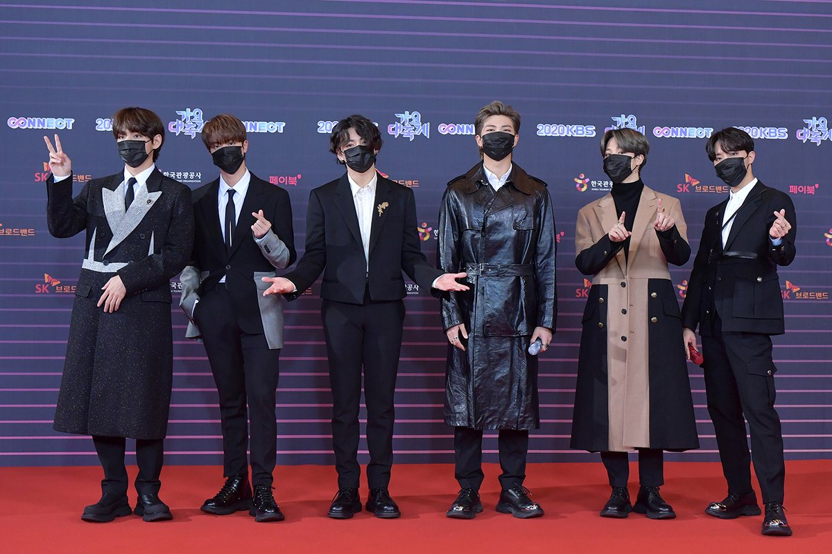 잠시 후 8시30분에 시작하는 2020 KBS 가요대축제!
 
레드카펫 사진 살짝 놓고갑니다♥ 올해도 가요대축제와 함께🎉

#가요대축제 #레드카펫 #방탄소년단 #BTS
