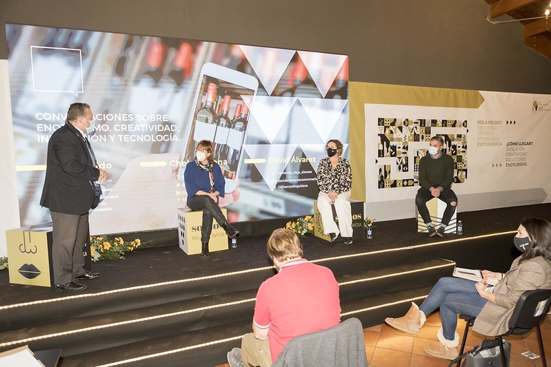RiojaAlavesa's tweet photo. ¿Charlamos sobre #enoturismo? @lolicasado , Chelo Miñana de @MasaveuBodegas y David Álvarez de Comercio de #RiojaAlavesa comparten sus experiencias en torno al enoturismo desde un enfoque creativo. 

Modera @FerValmaseda https://t.co/zIsL8Nw5Ph