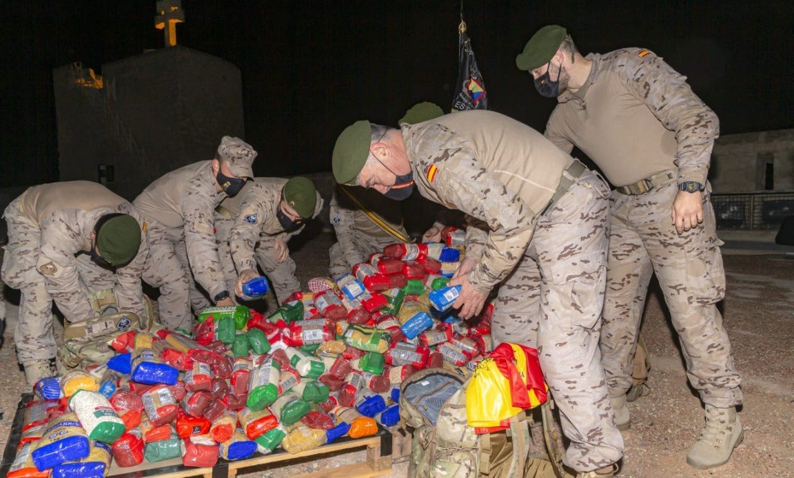 Armada_esp's tweet photo. La #FuerzaDeGuerraNavalEspecial entrega una tonelada de alimentos a Cáritas después de realizar una marcha nocturna de 151 km.

Los alimentos fueron transportados en sus propias mochilas durante la marcha que separa Cartagena de Caravaca.

#SomosLaArmada  ⚓️ 🇪🇸 #BuenasNoches https://t.co/LzeT8bXtO7
