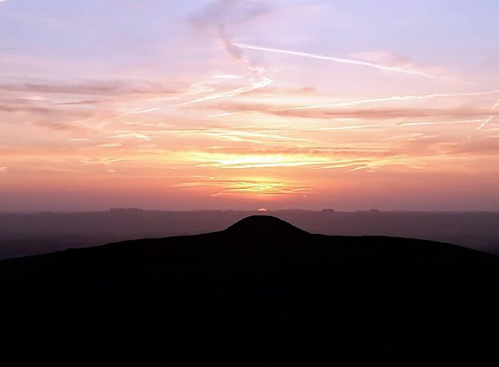 Timdaw's tweet photo. Adam's Grave, Wiltshire, Midwinter sunrise https://t.co/0BWGDpZMLV