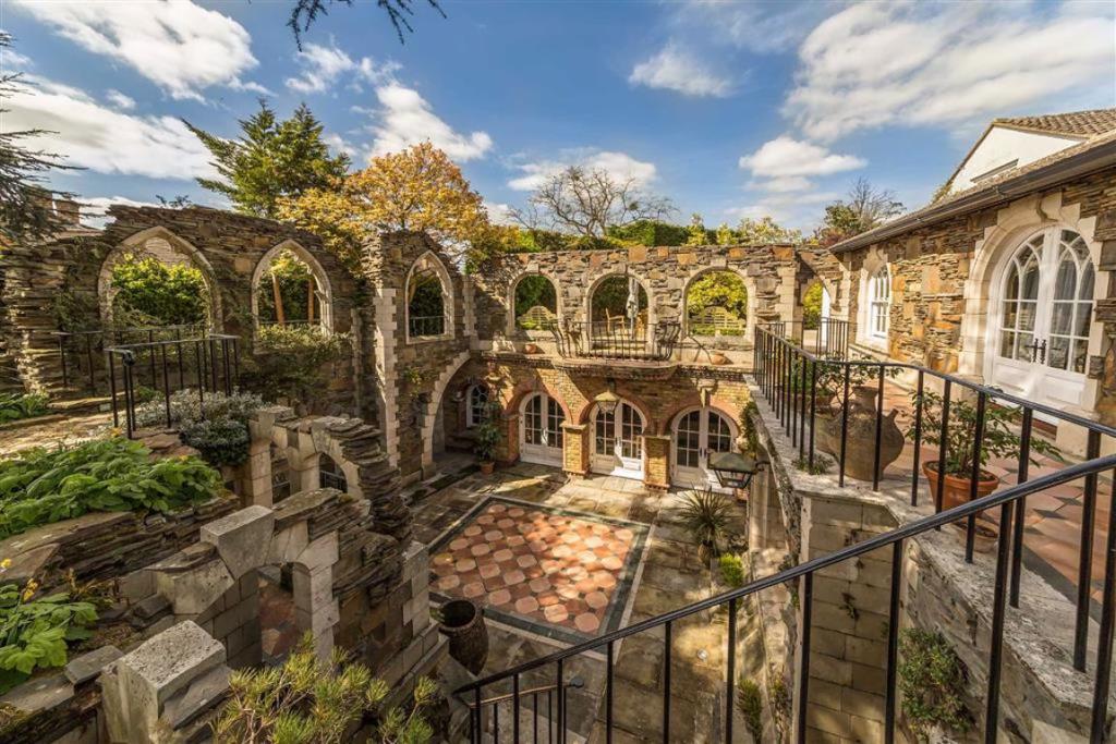 This epic Venetian palace is in fact… just outside the M25!

It's seriously quirky ➡️ bit.ly/37p5Kxq