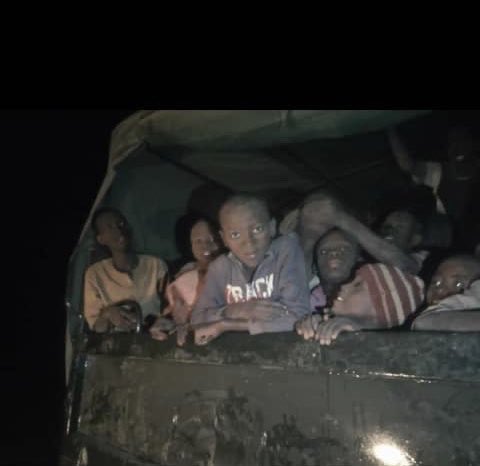 xavieraldekoa's tweet photo. Primeras imágenes de los 344 niños liberados en Nigeria. @bulamabukarti con contactos en la zona de Kankara, acaba de tuitear estas dos fotos de los niños transportados en camiones de vuelta a casa. Varias fuentes admiten que aún hay niños en manos de Boko Haram. https://t.co/yKONfL5k8N