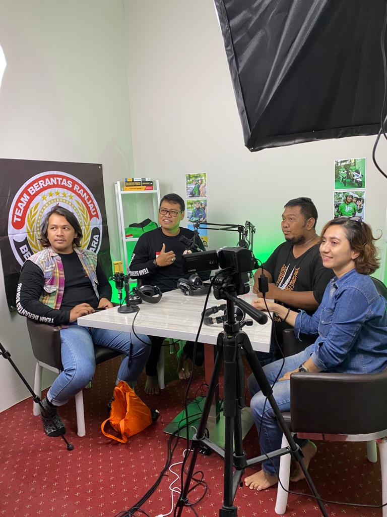OjekPodcast's tweet photo. Hai, Sobat Aspal!
Ojek Podcast kedatangan tamu istimewa: mengabdikan diri di jalan raya. Mereka komunitas TEBAR (Tim Berantas Ranjau)
Tonton mereka di YouTube Ojek Podcast ya!
Tayang setiap Rabu.
#ojekpodcast #podcast #gojek #ojek #opang #grab #jakarta #indonesia #nusantara https://t.co/Zaxs1rz9my