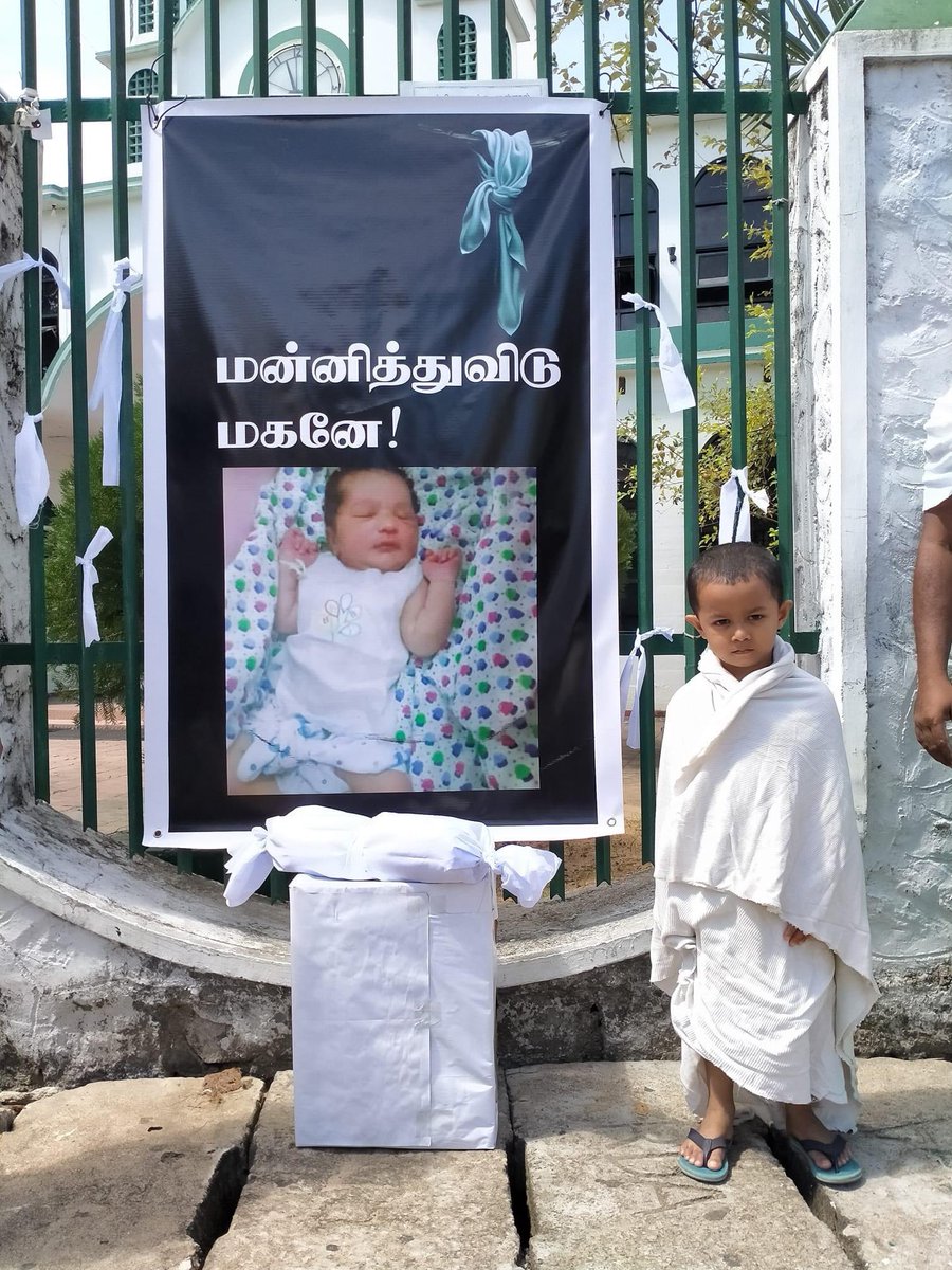 nithasa4's tweet photo. #உரிமை_போராட்டம்

நாணலாக இருப்பதை காட்டிலும் 
விருட்சமாகவே இருக்கவேண்டும் 
உரிமைகளை தட்டிக்கேட்கும்போது...

வ���று கொண்டெழும் வெள்ளை கொடி நூதண போராட்டம்...

இடம்- சின்னப்பள்ளியடி Akkaraipattu 

#StopForcedCremationINSrilnaka
#WhiteClothProtest https://t.co/WzJcRyNNGP