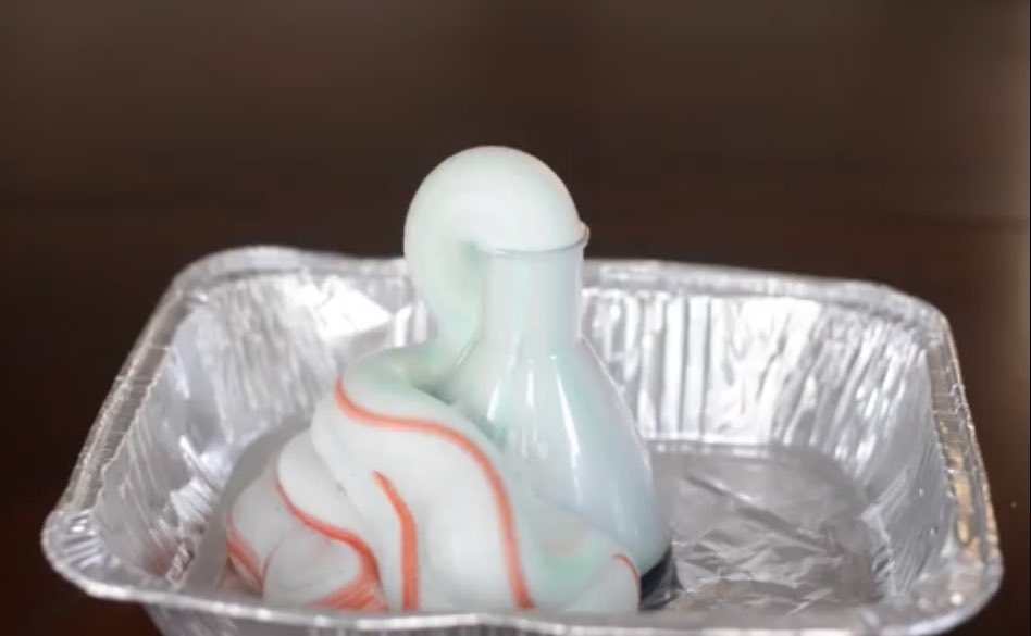 ChrissaFoscolos's tweet photo. Try this experiment out with the kids this holiday season! Candy cane elephant toothpaste 🎄and check out the System STEM Instagram page for more #STEM #homeforchristmas #science #WomenInSTEM https://t.co/v33BxdP1Sa
