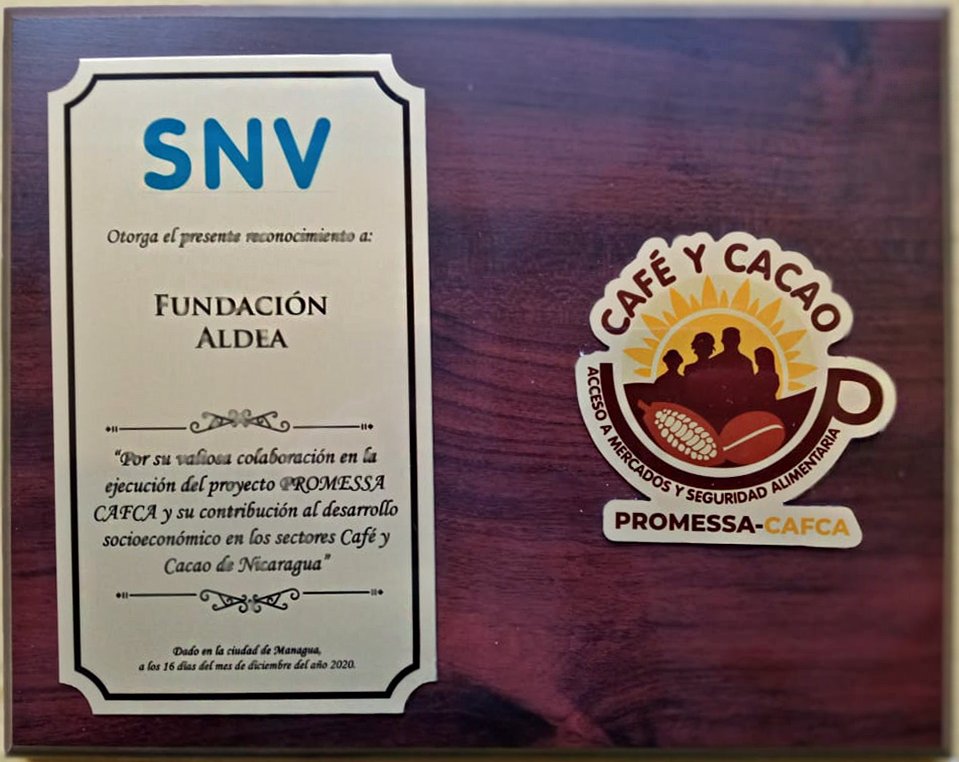 FundacionAldea's tweet photo. Muchas gracias a @SNVCAMERICA por este reconocimiento al trabajo de #FundaciónAldea dentro de los programas #MiFinca y #MiMontaña. Gracias también por ayudarnos a contribuir a mejorar la calidad de vida de los productores/as de café en el norte de #Nicaragua #SomosFamiliaAldea https://t.co/Cd8uhw4HLp