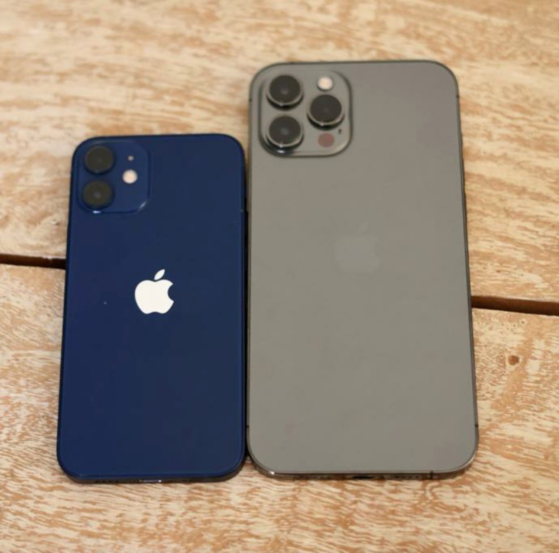 seanjoffe's tweet photo. Iphone 12 launched this morning in SA, the most popular device @Cellucity seems to be the iPhone 12 Max 256 in graphite.   The mini is really mini &amp; the max is really max!  Definitely far more interest than the iPhone 11 from consumers.

@Vodacom 
@Apple https://t.co/aIdYx18tEK