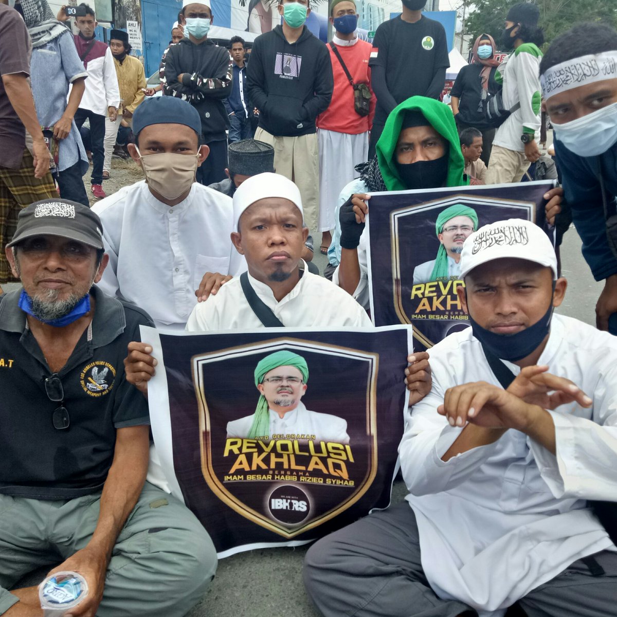 Muhamma74745752's tweet photo. Barangsiapa di antara kamu melihat kemungkaran, hendaklah ia mencegah kemungkaran itu dengan tangannya. Jika tidak mampu, hendaklah mencegahnya dengan lisan, jika tidak mampu juga, hendaklah mencegahnya dengan hatinya. Itulah selemah-lemah iman.
#KebenaranPastiMenang https://t.co/dMqUJVPF3c