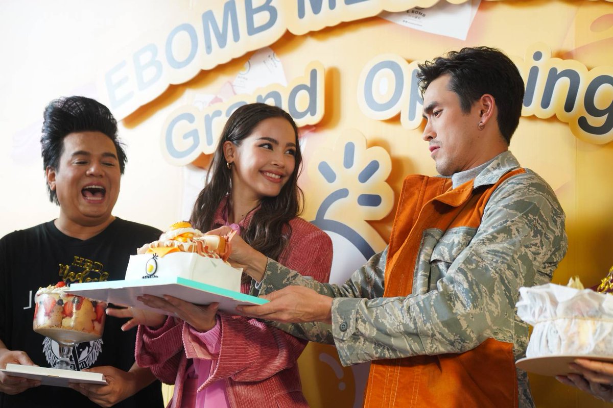 _24News_'s tweet photo. ณเดชน์-ญาญ่า ควงคู่ร่วมงาน “#EBomb Mega Bomb ” แกรนด์ โอเพนนิ่ง EBOMB All Things About Egg สาขาใหม่ ใหญ่กว่าเดิม! https://t.co/juTuT8catq ผ่าน @Twentyfournew https://t.co/eTuah4001F