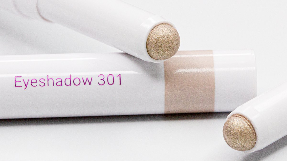 COSLINE's tweet image. Unser Eyeshadow Golden Sand 301 lässt jedes Make-Up in sekundenschnelle edler wirken.🤩
Mit zahllosen Kombinationsmöglichkeiten passt dieser Lidschatten zu jeder Augen-, Haut-, und Eyelinerfarbe.
#lidschattenstift #kosmetik #highlighter #schminktipp