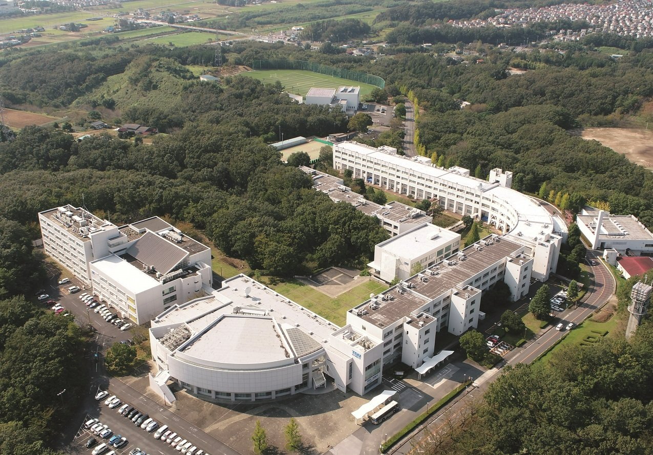 ট ইট র 東京電機大学 理工学部鳩山キャンパスは現在 中央の池を中心に ｕ の字に 建物が並んでいます 実は約４０年前にこのキャンパスができた当時は 理工学部の建物は り の字のかたちに並んでいた