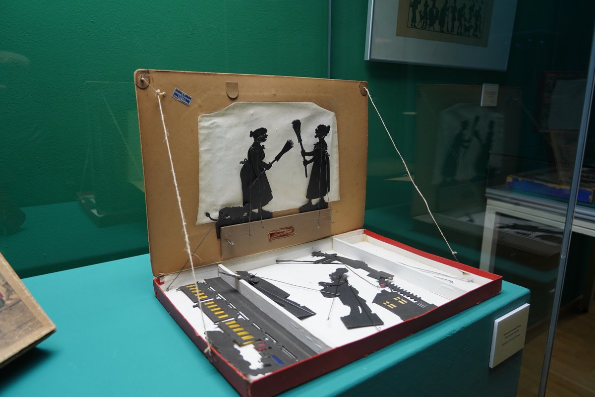 В Центре «Эрмитаж-Казань» открылась новогодняя выставка «Волшебный фонарь».

Выставка знакомит с первыми проекционными приборами, оригинальными стеклянными слайдами ручной работы, теневыми театрами XIX века и оптическими игрушками.

Подробнее - kazan-kremlin.ru/exhibition/nov…