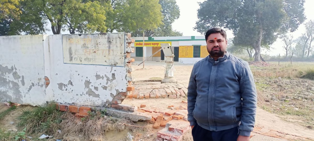 VanshrajDubey's tweet photo. ये उत्तर प्रदेश में बाराबंकी जनपद के सरकारी स्कूलों की तस्वीर है।
शौचालय से लेकर पाठशालाएं देखिये ।
ऐसे ही सरकारी स्कूलों की तारीफ के लिए उत्तर प्रदेश में भाजपा मंत्री @SidharthNSingh जी, और @drdwivedisatish जी लगे है।

#SelfieWithSarkariSchool https://t.co/Txj1doCZ5R