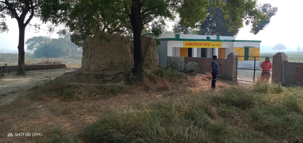 VanshrajDubey's tweet photo. ये उत्तर प्रदेश में बाराबंकी जनपद के सरकारी स्कूलों की तस्वीर है।
शौचालय से लेकर पाठशालाएं देखिये ।
ऐसे ही सरकारी स्कूलों की तारीफ के लिए उत्तर प्रदेश में भाजपा मंत्री @SidharthNSingh जी, और @drdwivedisatish जी लगे है।

#SelfieWithSarkariSchool https://t.co/Txj1doCZ5R