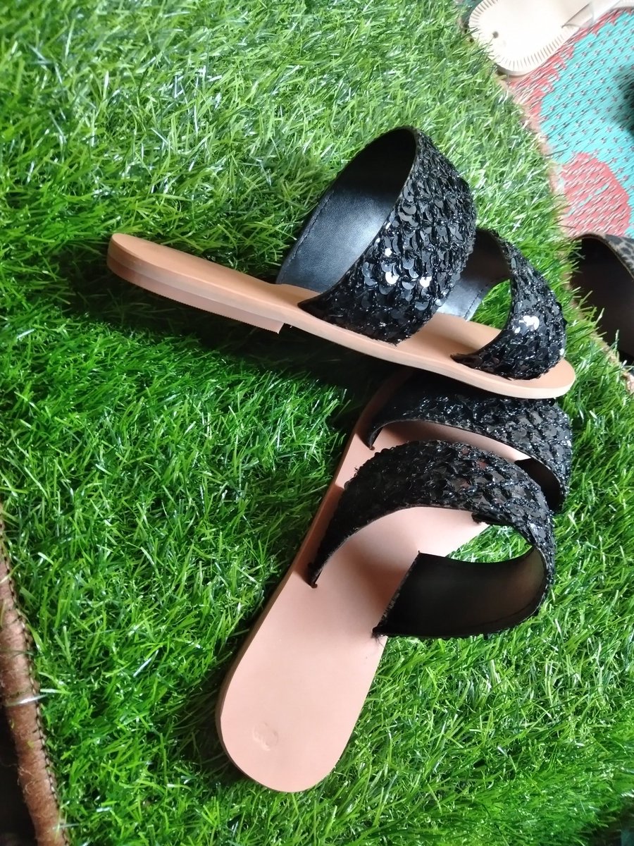 AuntyIgbagbo's tweet photo. 3000 per pair
#Handmadeslides
Kindly RT
@eronsjohnson
@StillIRise_X0
@Auntyadaa
@desmond_ibude
@blvck_Witch https://t.co/MKwAVKbdDD
