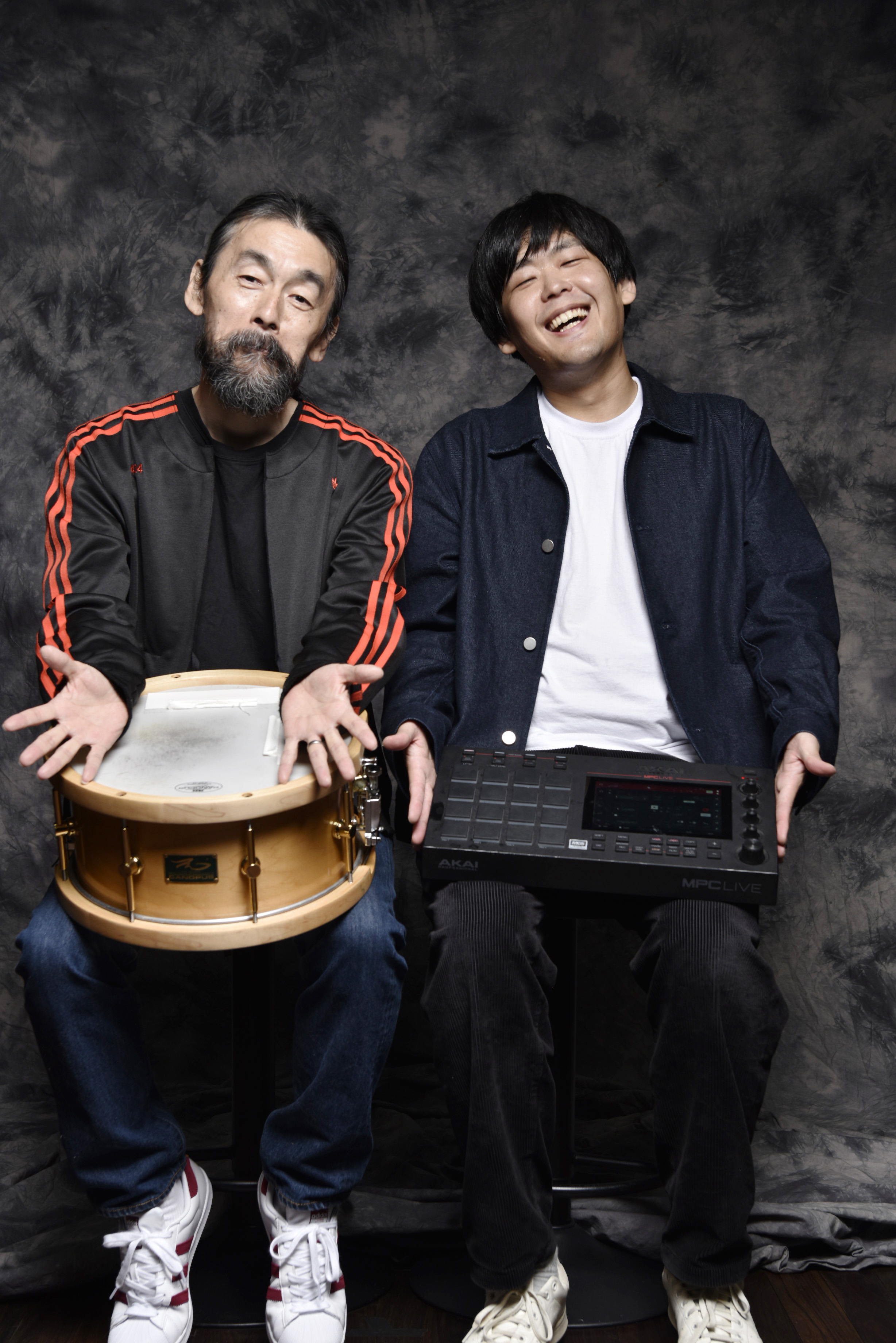リズム ドラム マガジン 今読みたいリズムドラム対談 歌を突き動かす Live Drummer としての矜恃 Zax Pay Money To My Pain The Bonez Jinkanza Katsuma Coldrain 日本のラウド ロック代表格である2人が語り合う 共通項でもある 圧倒