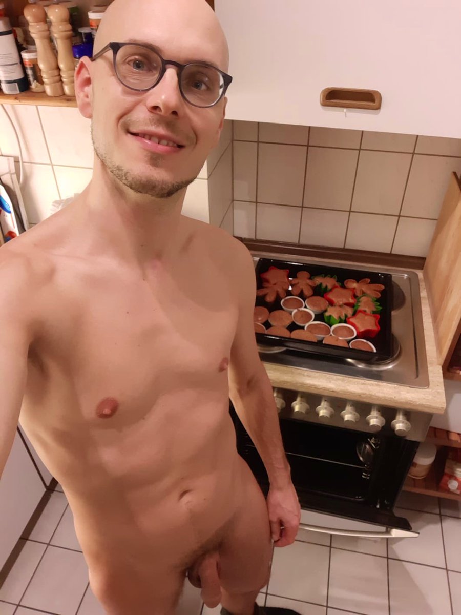 nackt81's tweet photo. Baking done! Being naked in Winter isn‘t always that easy, but when the oven in the kitchen is turned on, it gets so cosy and warm. One of the reasons why I like to bake.
#nudeathome #nudistlifestyle #fkk #nudism #naturism #nudebaking #nakedinthekitchen https://t.co/pKJtrJGoZw