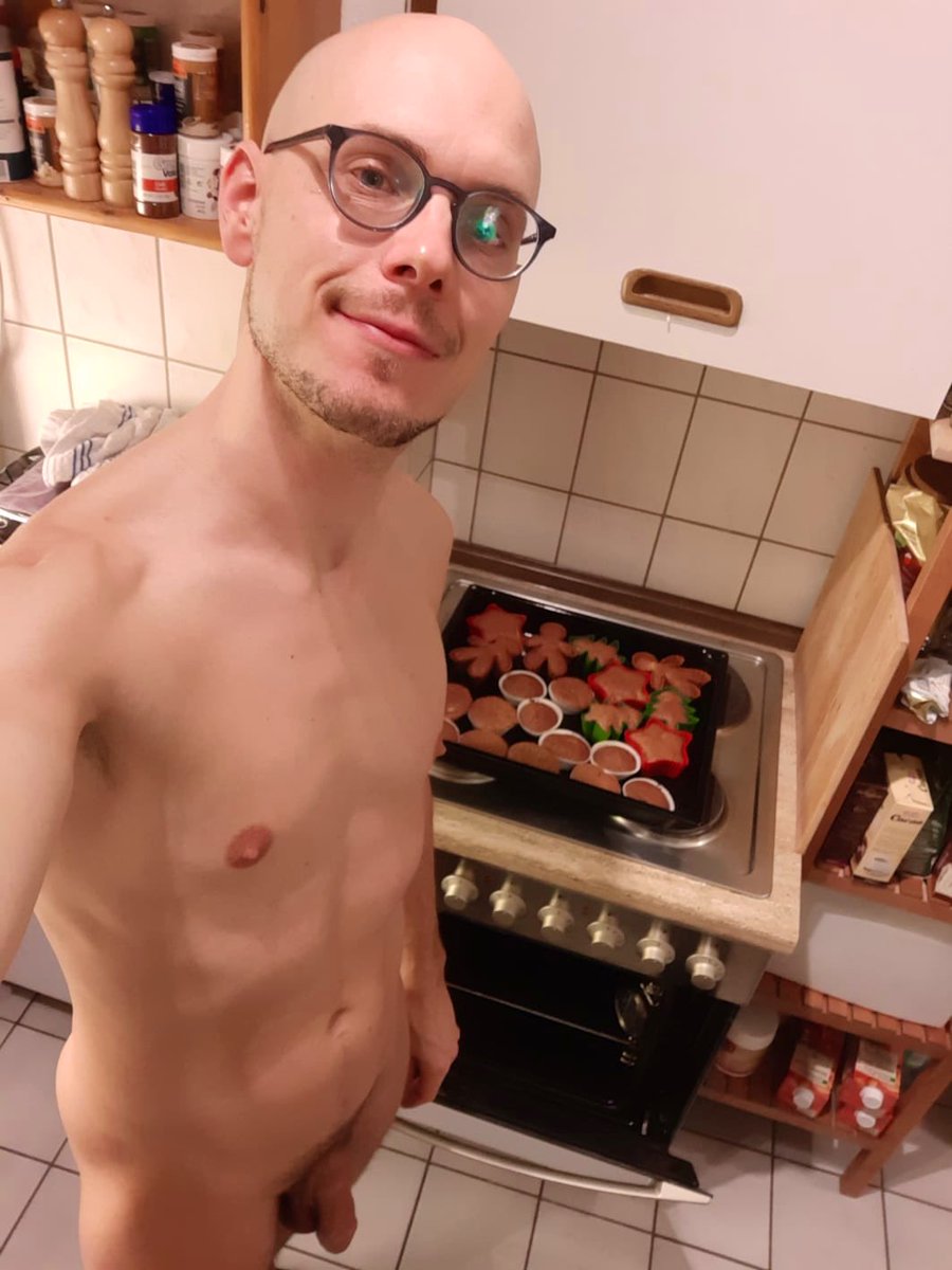 nackt81's tweet photo. Baking done! Being naked in Winter isn‘t always that easy, but when the oven in the kitchen is turned on, it gets so cosy and warm. One of the reasons why I like to bake.
#nudeathome #nudistlifestyle #fkk #nudism #naturism #nudebaking #nakedinthekitchen https://t.co/pKJtrJGoZw