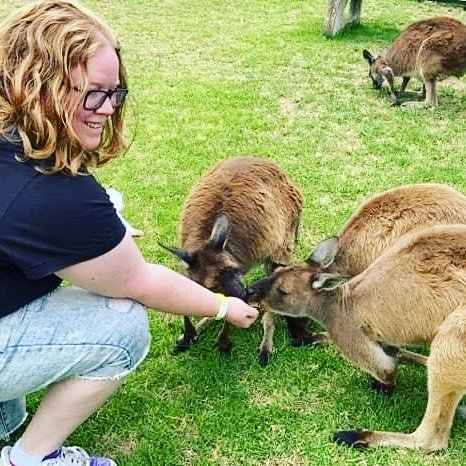 AmzLawrie's tweet photo. Good day with my new mates 🦘🤗💕 #aussie #ptlincoln #kangas https://t.co/BZ9JLyxY5x