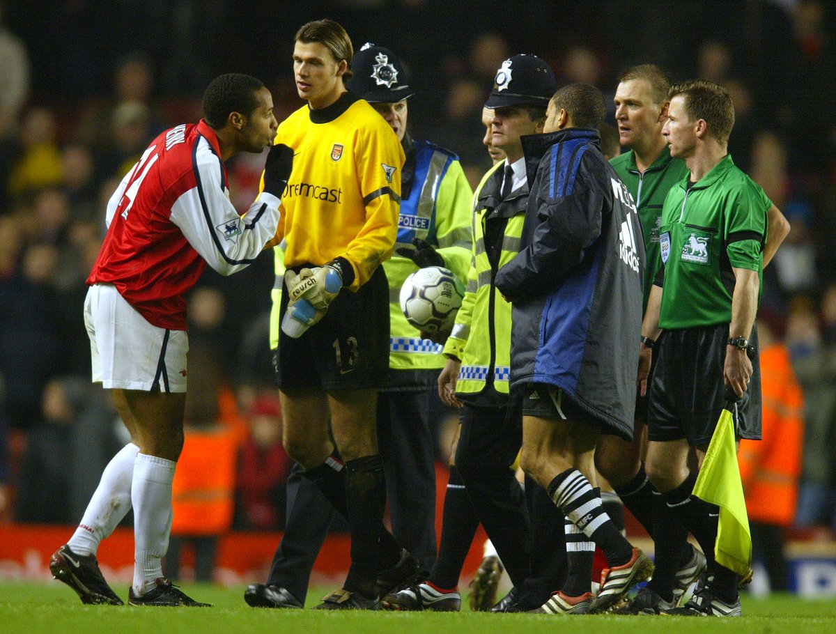 📅 On this day in 2001: Laurent Robert put the seal on a 3-1 win over Arsenal at Highbury to move #NUFC top of the Premier League table! @OB_40 and @alanshearer bagged United's other goals in North London! 😍