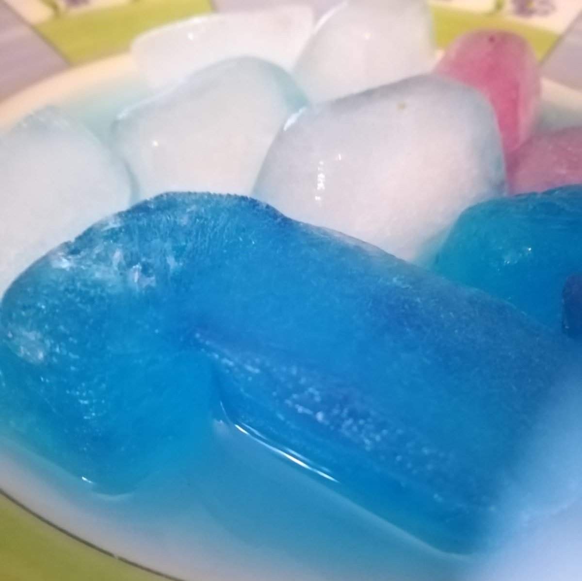 Am Sonntag gibt's unser großes #Küchenozeanographie Finale! Es gibt wenig zu tun und viel zu staunen - und alles was ihr braucht sind Eiswürfel aus Süß- und Salzwasser. Am besten heute schon einfrieren! Wir hören uns übermorgen 💙 #Treibholz #Advent @Meermini