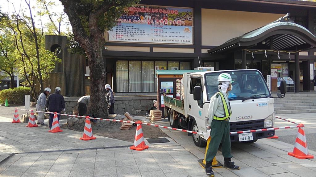 関西造園土木株式会社 めっちゃええ感じなマサファルト 歩行用自然土舗装材 これで参道が広くなって ソーシャルディスタンスもバッチリですね
