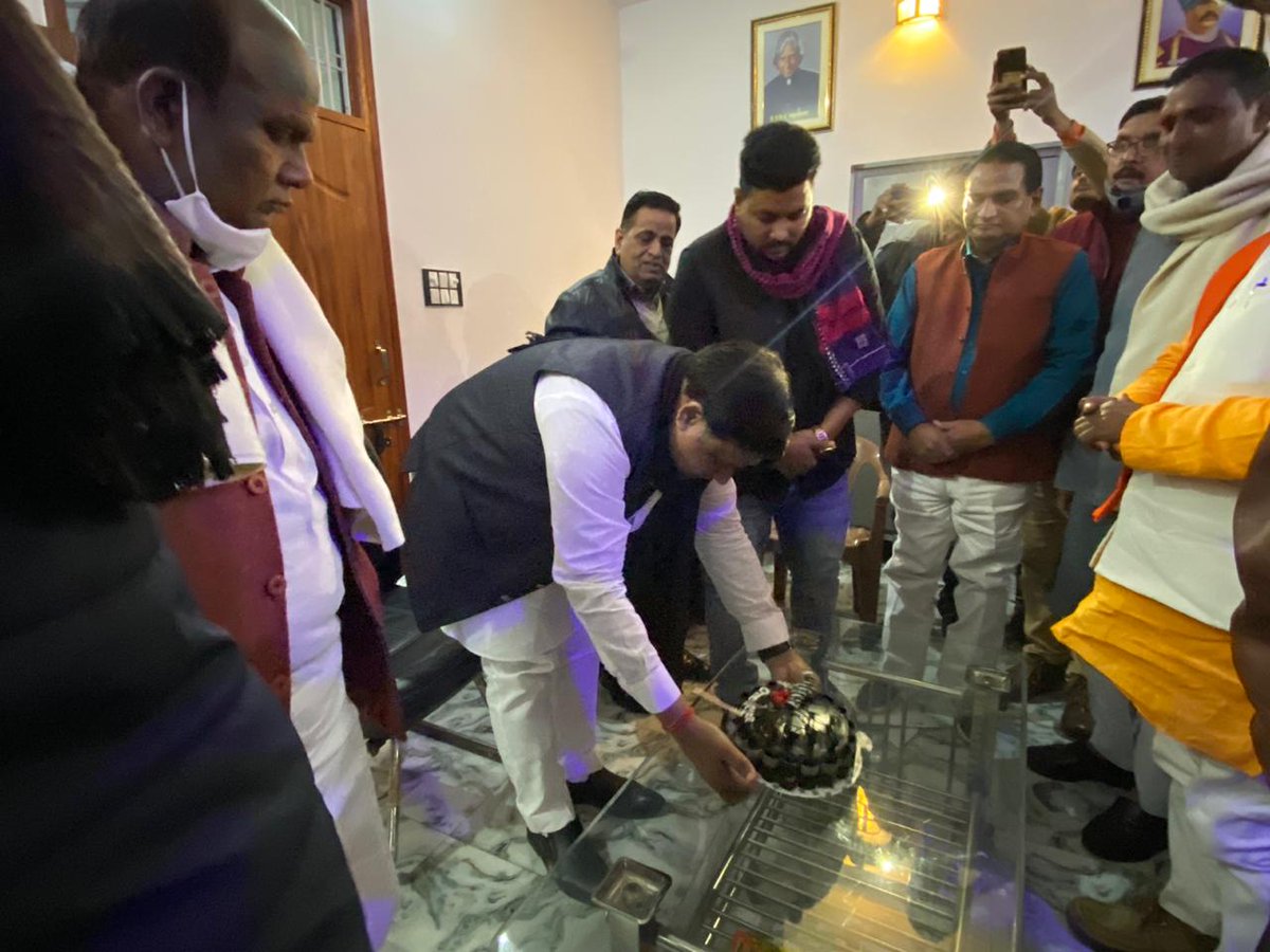 PawanKGupta01's tweet photo. आज प्रदेश कार्यालय के एक वर्ष पूरे हो गए। परिश्रम, संघर्ष, जुझारूपन, लगनशीलता, जिजीविषा इन सभी मापदंडों पर चलकर हमारा सफर आगे बढ़ रहा है। कार्यालय के स्थापना दिवस के अवसर पर रिपब्लिकन योद्धाओं के साथ रूबरू हुआ।

आर��ीआई के सफर को और तेजी से बढ़ाने के लिए हम सब संकल्पबद्ध हुए। https://t.co/HEMu0hYVqQ