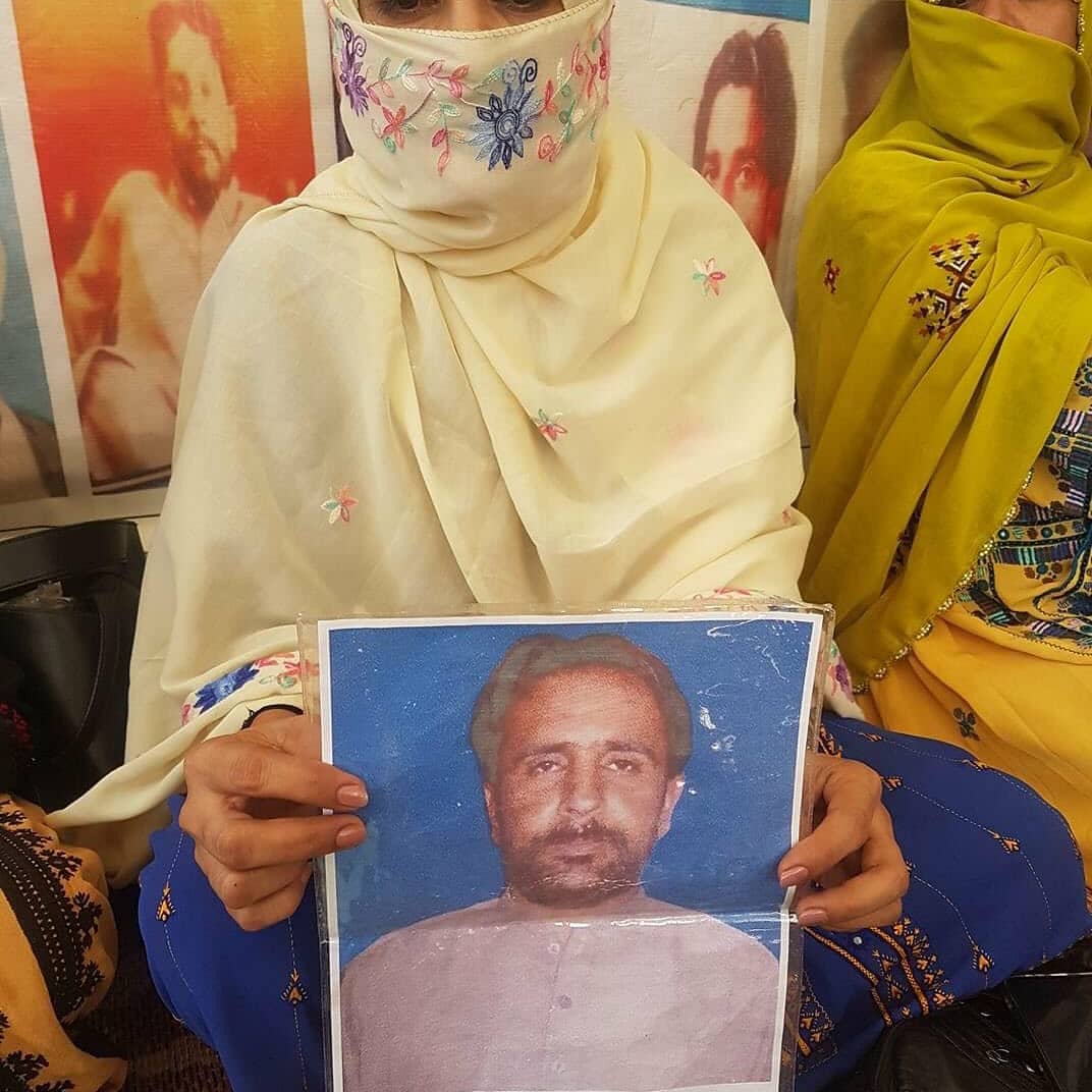 KoheyarB's tweet photo. مجھے آزاد رہنے دو،آزادی میرا حق ہے
کیوں اُٹھاتے ہو میرے قوم کے لوگوں کو
کیوں رولاتے ہو ماؤ کو، بہنوں کا سہارا چھینا کیوں ہے؟
یہ جو چھوٹی سی زمین ہے میری ملکیت ہے
اسے اپنا کاروبار بناتے کیوں ہو؟
#ReleaseAllBalochMissingPersons
#StopeFencingGwadar
@Bahran4533 @ZB573406 @SheyjamiB https://t.co/FgHQMiRIhH