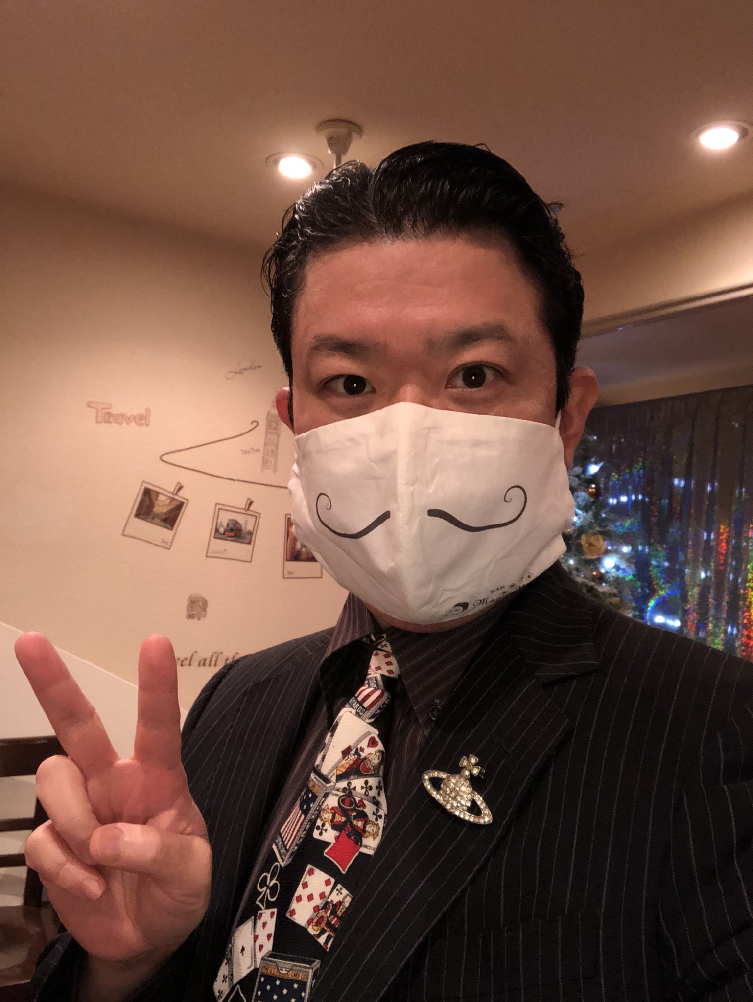 マジシャン ムッシュピエール ぴえぴえぽん 本日も17時から21時まで営業中 お客さまにいただいたおヒゲ付きマスク T Co Jek8qlztab Twitter