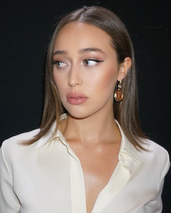 LexaGold1's tweet photo. This woman is living art ✨🔥💖
#BeautifulMasterpiece #AlyciaDebnamCarey https://t.co/GzEozP0twi