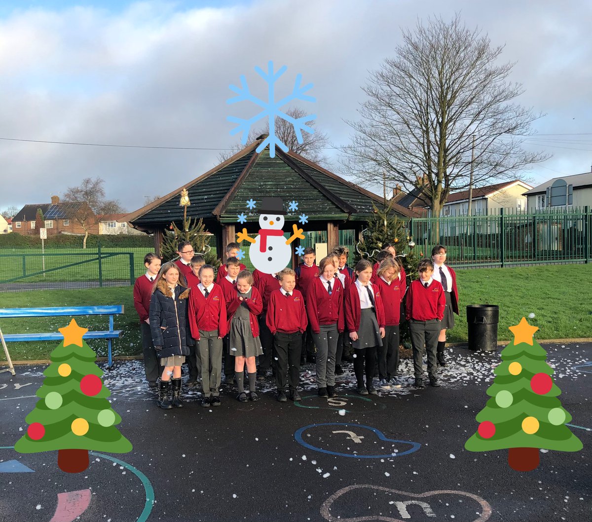 Sunbradwell's tweet photo. Everyone was excited to take their turn singing carols by our Christmas trees with their friends in the ‘snow’ ❄️🎄❄️🎄❄️ #dingdongmerrilyonhigh #singinginthesnow #classbubbles https://t.co/ARhN366h6f