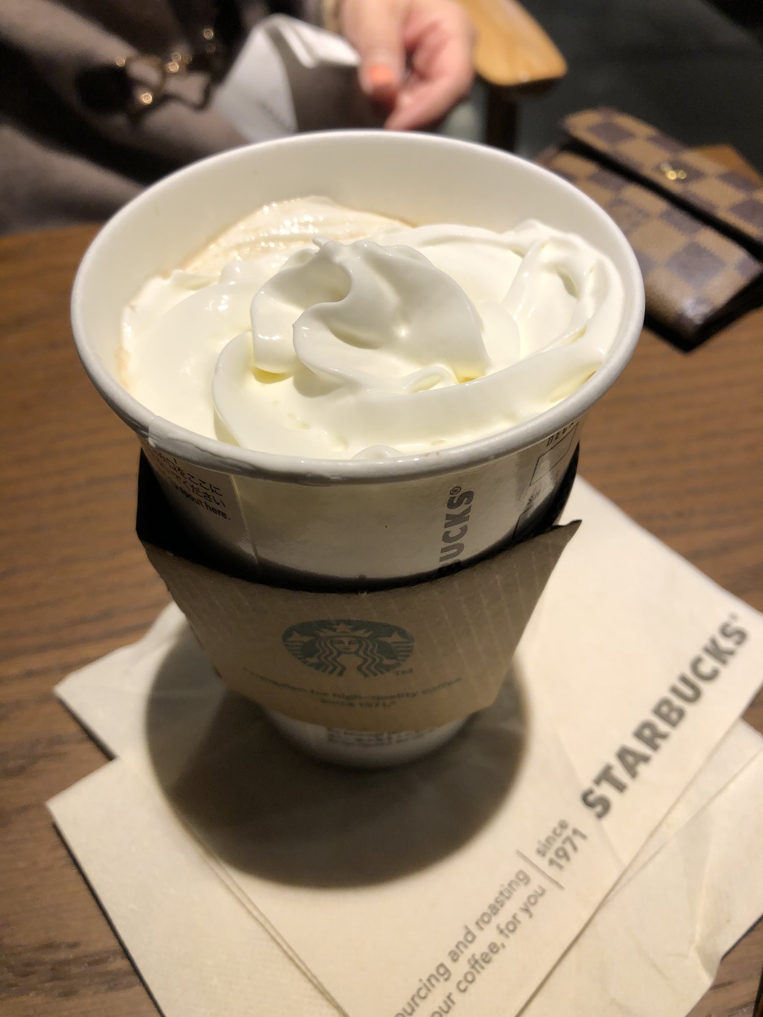 ロディー どんだけ久しぶりなスタバ はじめてスタバのコーヒー飲んだのは忘れもしないua機内での無料のホット コーヒー 多分定量で落としてなくてうすい 香りがない 不味い 笑 お店でちゃんとお金払うと美味しいコーヒーが飲めるって T