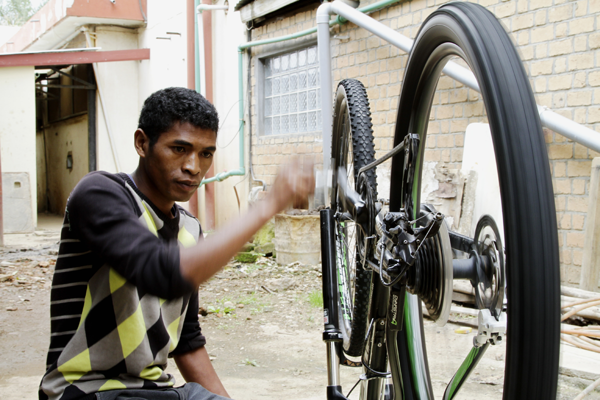 CycleMadagascar's tweet photo. #Bikecheck before the start. #CycleMadagascar #MTB #mountainbike #massage #challenge #bisikileta #bike #rider #BikeHoliday #AfterCycling #ridersheaven #MobileLunchBuffet #BikeExperience #bikeride #bicyclelicious #MomotasFit #Madagascar #culinary #ridebikebehappy #culinaire https://t.co/deveuJMqGs