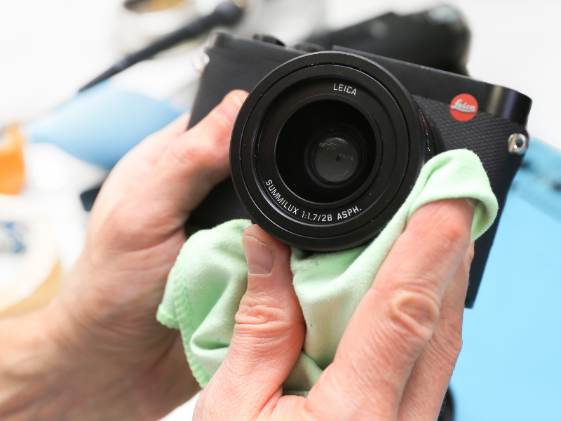 fotoblick's tweet photo. Что делать, если Leica Q попал под воду? Как спасти фотоаппарат после воздействия влаги? Почему плохо открывается крышка отсека аккумулятора? Читайте в свежем обзоре Fotoblick. https://t.co/LByOF5qaCk