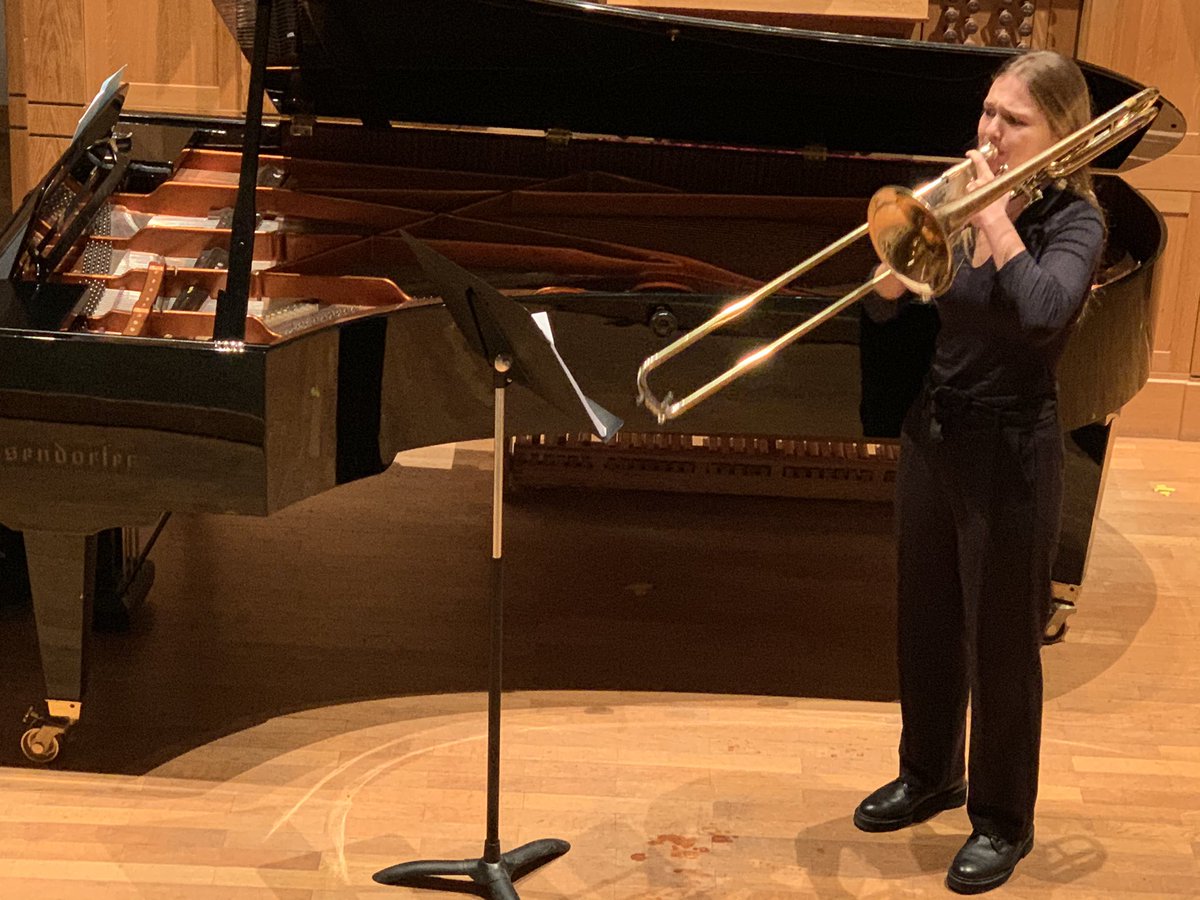 JacquesMAUGER's tweet photo. Enfin une audition de la classe de trombone de Jacques Mauger au CRR de Paris hier soir .
Distanciation sanitaire obligé mais retour à la jovialité d’ensemble.
Bravo à tous mes étudiants pour leurs sérieux, leurs professionnalismes et leurs performances https://t.co/FloxkHfQnl