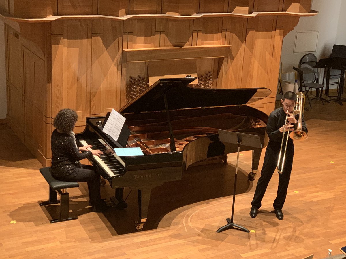 JacquesMAUGER's tweet photo. Enfin une audition de la classe de trombone de Jacques Mauger au CRR de Paris hier soir .
Distanciation sanitaire obligé mais retour à la jovialité d’ensemble.
Bravo à tous mes étudiants pour leurs sérieux, leurs professionnalismes et leurs performances https://t.co/FloxkHfQnl