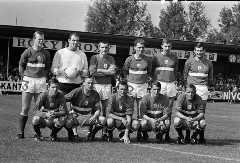 Voetballegends1's tweet photo. Vandaag 7 jaar geleden overleed Martin Koeman. De verdediger (staand uiterst links) speelde tussen 1963 en 1974 281 duels voor GVAV (voorloper @fcgroningen) en 54 duels voor FC Groningen, waarin hij 30 doelpunten scoorde. #martinkoeman #gvav #fcgroningen @gvav https://t.co/C2ZaMo3DVE