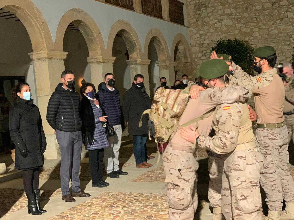 CaminoCaravaca's tweet photo. 🎒👣La Fuerza de Guerra Naval Especial (@Armada_esp) llega a la Basílica de la Vera Cruz con sus mochilas cargadas de alimentos, tras 157 km a pie en el #CaminodelaCruz.
👉🏽La iniciativa #ToneladaSolidaria reúne 9⃣ toneladas de alimentos para @CaritasRMurcia Noroeste.
👇🏽Abrimos 🧵 https://t.co/OzXyLB5SCD