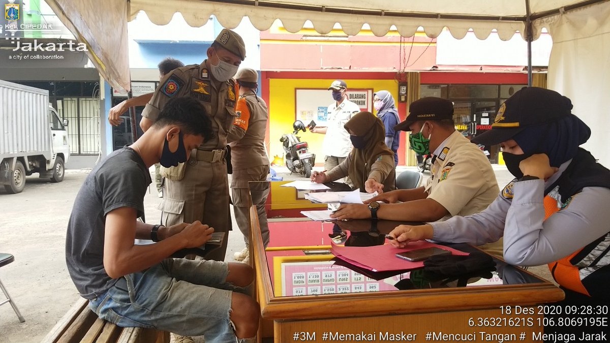 kel_cipedak_js's tweet photo. Oprasi Tertib Masker Tingkat Kecamatan Jagakarsa (18/20) Jl. R. M Kahfi 2 Rt007 Rw003

@aniesbaswedan @BangAriza @KotaJaksel @DKIJakarta https://t.co/3ffMmSyIyD