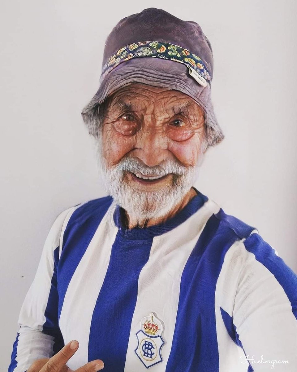 masqueunchoco's tweet photo. A pesar de que han intentado matarle varias veces, se han aprovechado de él los que estaban cerca, le han robado los que venían de fuera y le han intentado usurpar su identidad...¡Aquí le tenéis! ¡Cumpliendo 131 años con su eterna sonrisa! 💙 ¡Feliz 131 cumpleaños, abuelo! ⚽ https://t.co/2CVKfVEyFN