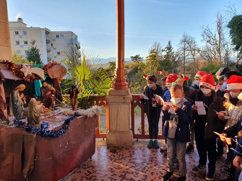 Célébration de Noël avec tous les élèves.  
Joyeux Noël à tous !
