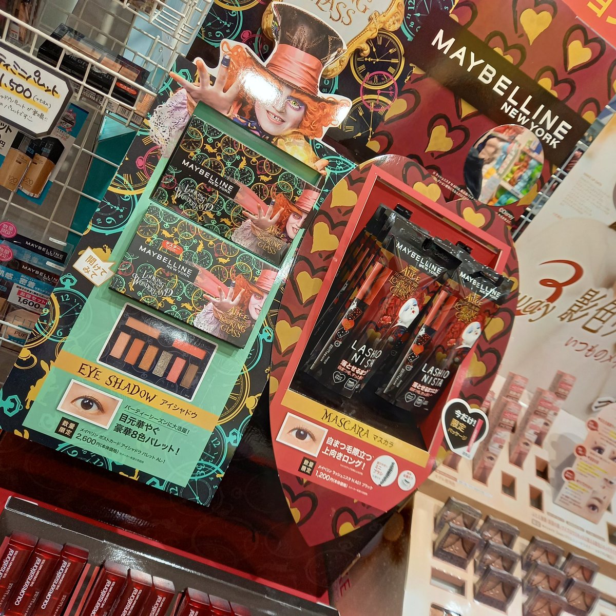 Rainbowspectrum上小田井店 本日入荷 Maybelline アリス イン ワンダーランドの限定コラボアイテムが入荷致しました いかれ帽子屋 デザインのアイシャドウパレットや ハートの女王 パッケージのアイシャドウも入荷しています Disney