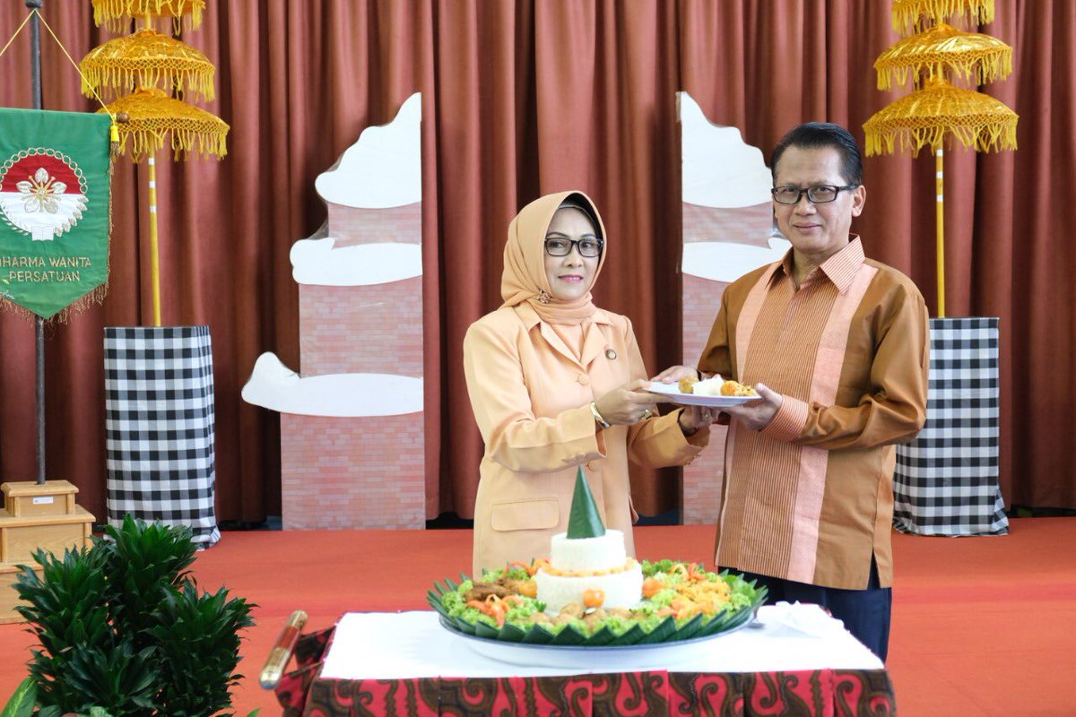 IndonesiaInBSB's tweet photo. #sahabatkbribsb
Kamis, 17 Desember 2020, kemarin, Dharma Wanita Persatuan (DWP) KBRI Bandar Seri Begawan mengadakan Peringatan HUT DWP ke-21 di Aula KBRI dg puncak acara pemotongan tumpeng oleh Ketua DWP KBRI, Ibu Nany Sujatmiko.
#hutdwp
#kbribsb
#indonesiainbrunei https://t.co/rRDEVVqZGn