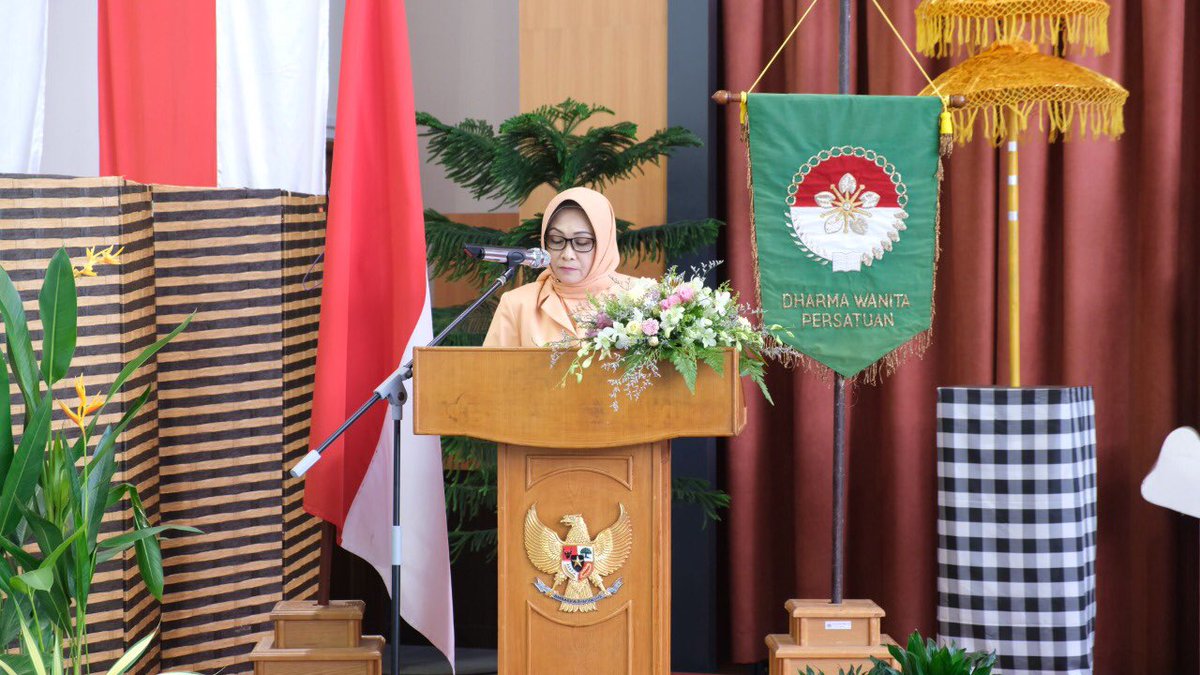 IndonesiaInBSB's tweet photo. #sahabatkbribsb
Kamis, 17 Desember 2020, kemarin, Dharma Wanita Persatuan (DWP) KBRI Bandar Seri Begawan mengadakan Peringatan HUT DWP ke-21 di Aula KBRI dg puncak acara pemotongan tumpeng oleh Ketua DWP KBRI, Ibu Nany Sujatmiko.
#hutdwp
#kbribsb
#indonesiainbrunei https://t.co/rRDEVVqZGn