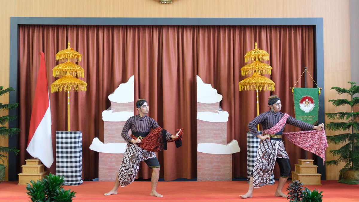 IndonesiaInBSB's tweet photo. #sahabatkbribsb
Kamis, 17 Desember 2020, kemarin, Dharma Wanita Persatuan (DWP) KBRI Bandar Seri Begawan mengadakan Peringatan HUT DWP ke-21 di Aula KBRI dg puncak acara pemotongan tumpeng oleh Ketua DWP KBRI, Ibu Nany Sujatmiko.
#hutdwp
#kbribsb
#indonesiainbrunei https://t.co/rRDEVVqZGn