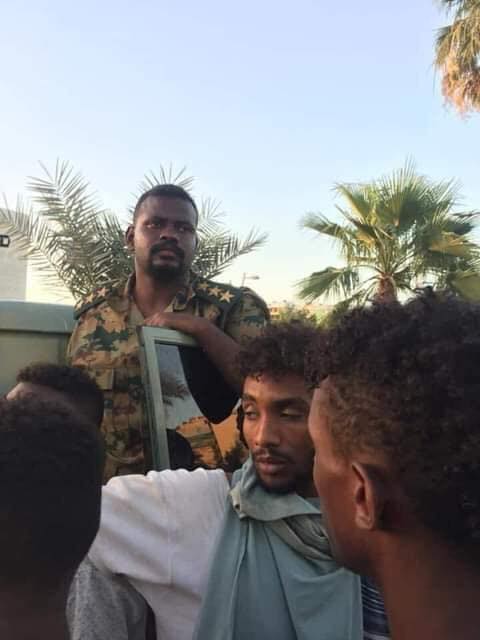 __8_____8__'s tweet photo. عندما نتحدث عن الجيش يجب ان نفرق بين جيش الفخر والفداء الذي به الف حامد جامد، والجنجويد، ولجنة البشير الامنية حتي لايختلط الحابل بالنابل و نعرف اين نضع خطاوينا حتي لانقع في الفخ. فالجنجويد ولجنة البشير الامنية رجس من عمل المخلوع ولن نساندكم ونقف خلفكم ابدا. واستئصالكم واجب ثوري. https://t.co/uW6mlP6h5n