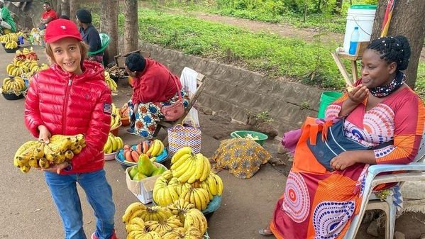 ArthurADMonde's tweet photo. Arthur en Tanzanie. Arthur au marché. Le safari d’Arthur en Tanzanie avec Tanganyika Expéditions bientôt sur sa chaîne YouTube “ArthurAutourDuMonde”. #Arthur #tanzanie #tanzania #tanganyikaexpeditions #kilimanjaro #safari #reserves #tanganyikaexpeditions #faunesauvage #decouvrir https://t.co/kxXitTCu2W