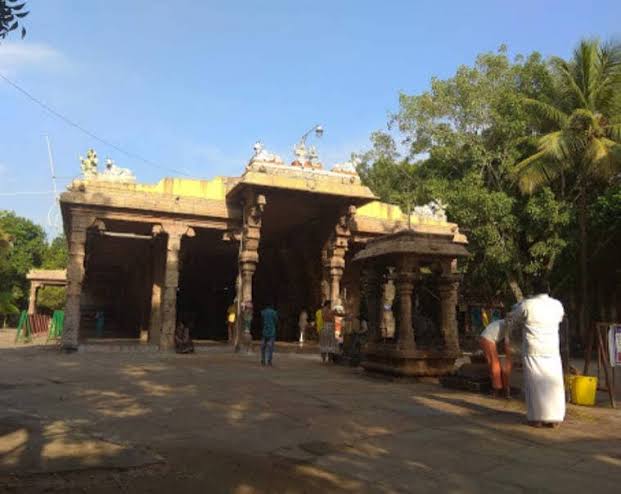 On the way back ,Airavata made one Shiva linga and worshipped - Shiva is known as Muktheeswarar and place was called Iravadha Nallur earlier. This Muktheeswarar temple is located south of Vaigai river at Vandiyur, situated near Teppakulam area of Madurai city.
